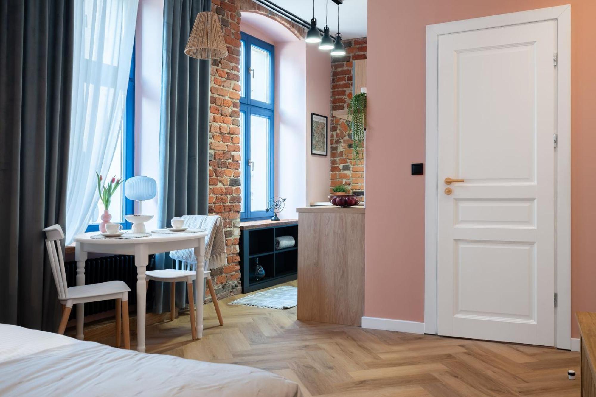 Apartment 1555 V *